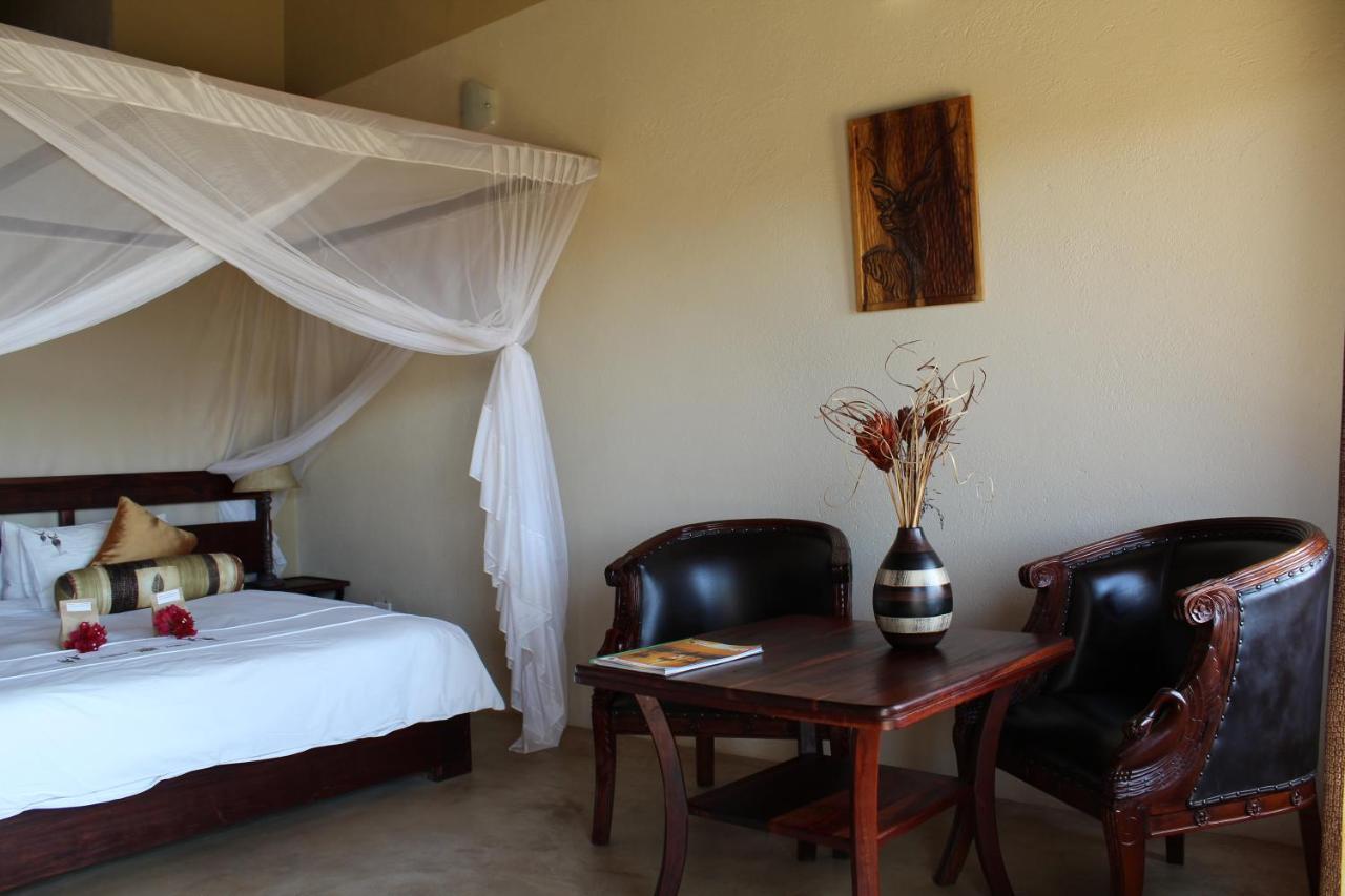 Okutala Etosha Lodge Outjo Exteriör bild