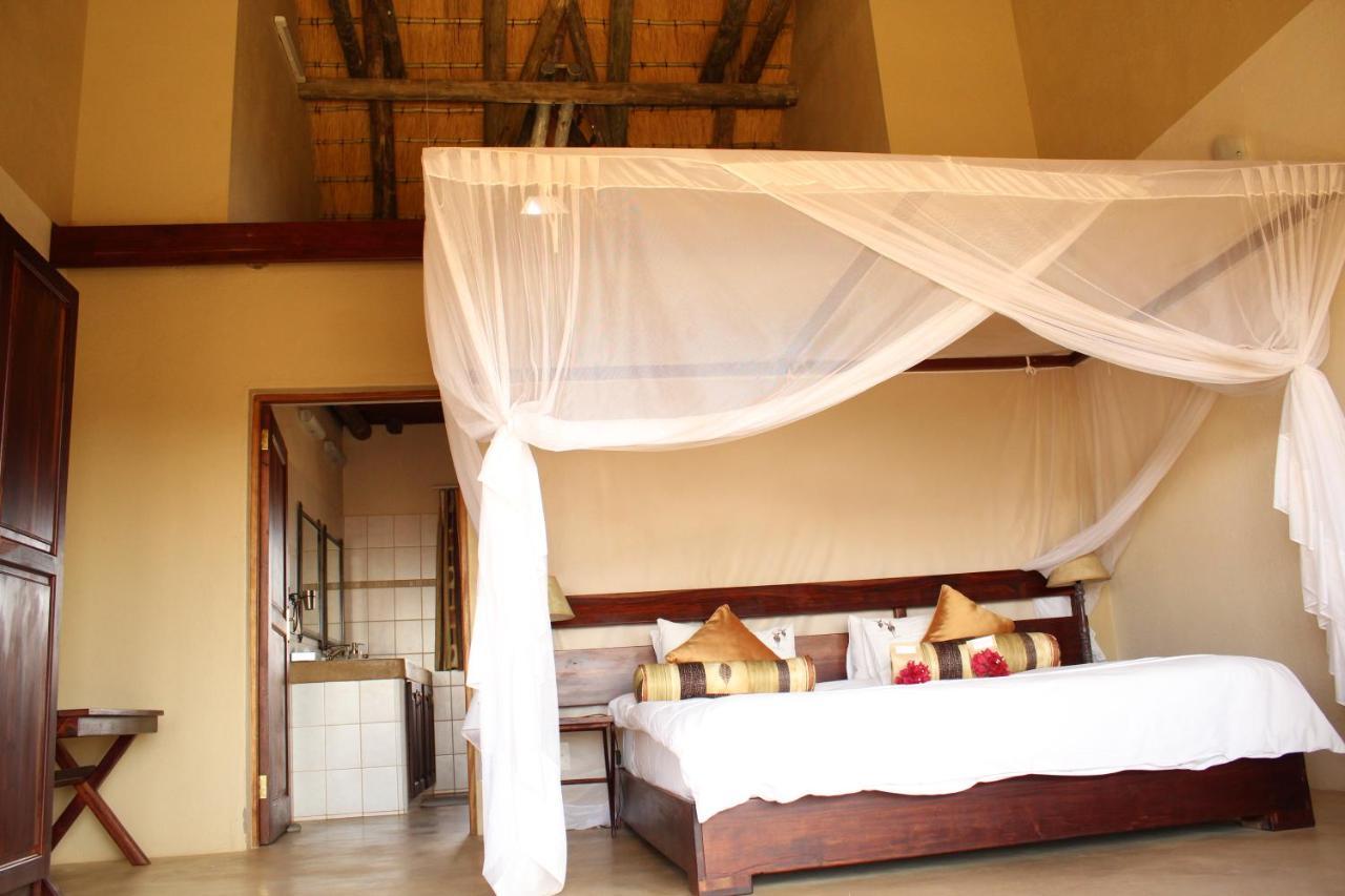 Okutala Etosha Lodge Outjo Exteriör bild