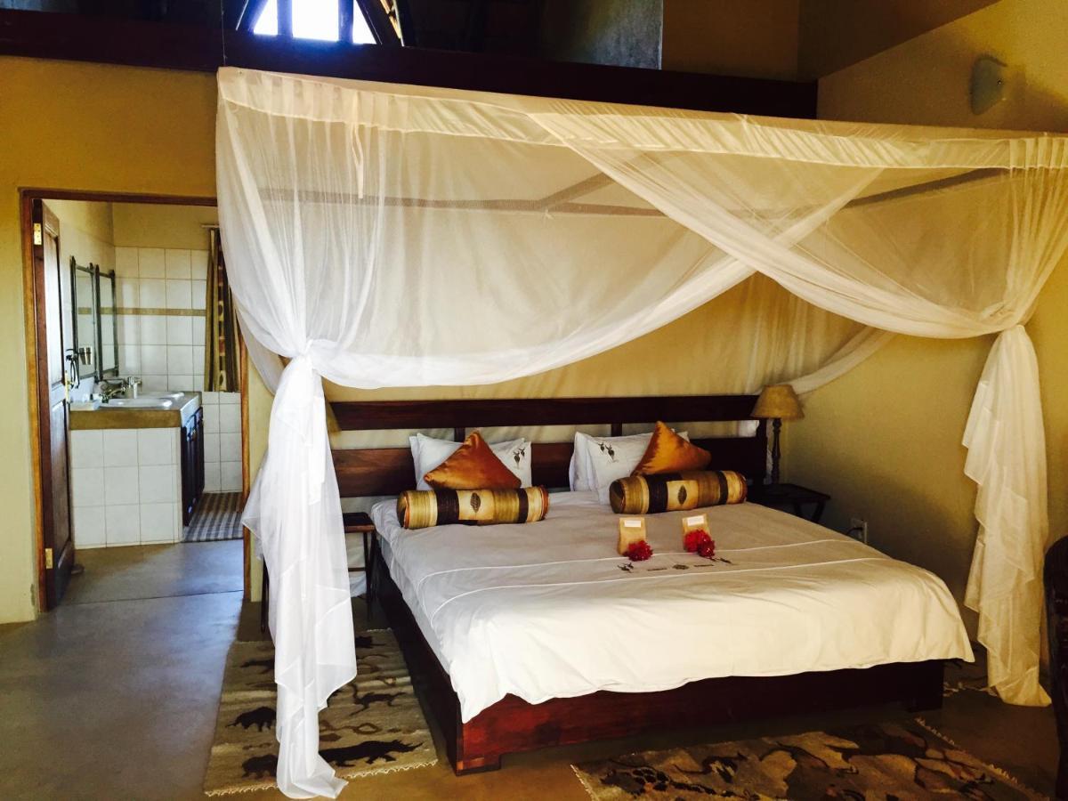 Okutala Etosha Lodge Outjo Exteriör bild