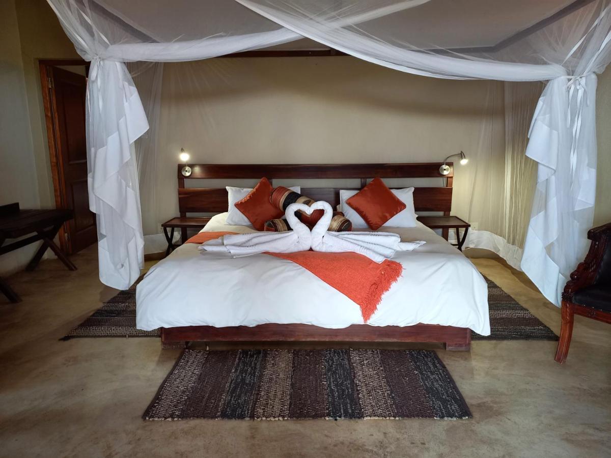 Okutala Etosha Lodge Outjo Exteriör bild